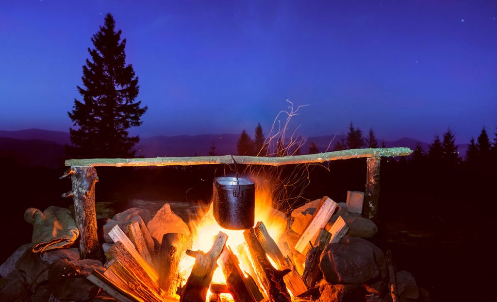 Un feu de camp est une méthode trie et vraie d'eau bouillante pour le café ou le thé.