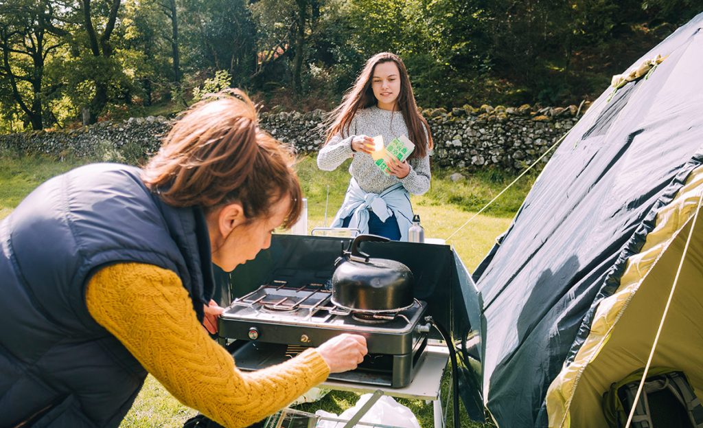 o sobă de tabără cu propan sau Butan este una dintre cele mai bune modalități de a fierbe apă pentru cafea sau ceai într-o excursie de camping.