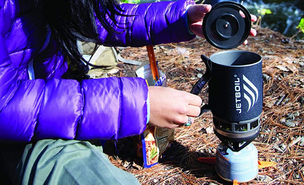 O novo JetBoil é uma excelente maneira para rapidamente ferver a água no deserto.